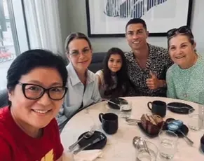 Adepta à mesa com a família Aveiro